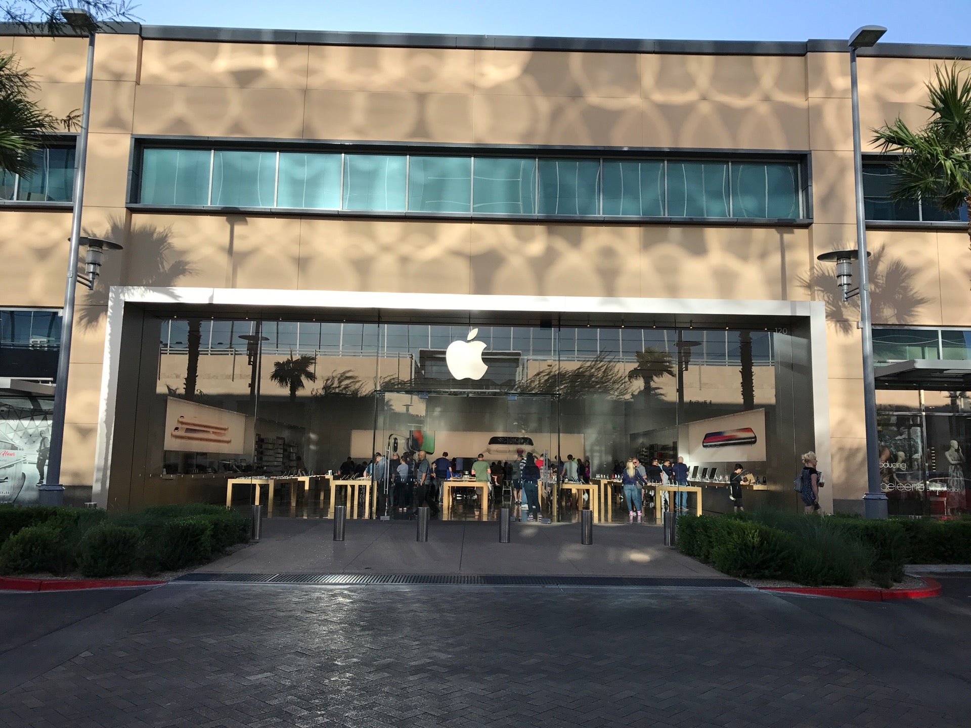 Apple Store In Downtown Summerlin Stock Photo - Download Image Now