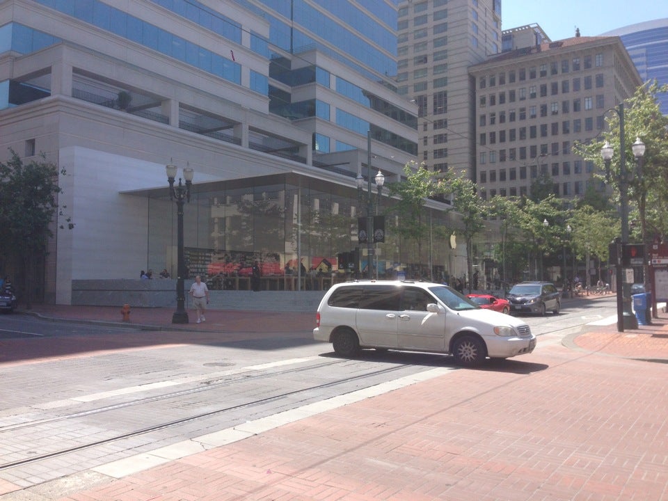 Apple Pioneer Place - Electronics Store in Portland