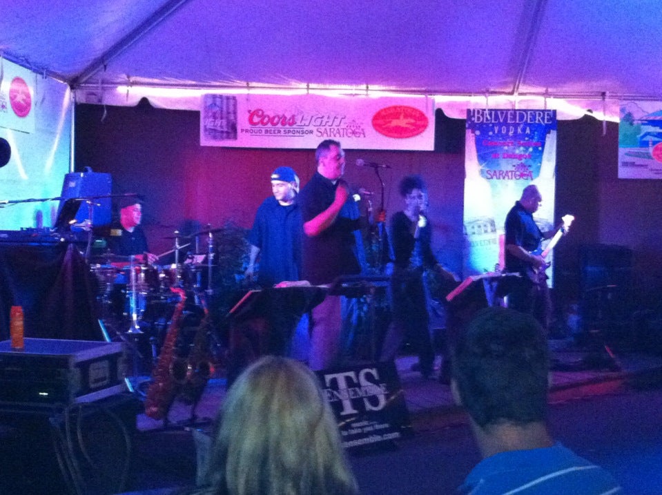 Dango's Fitzgerald's Irish Pub Steakhouse Sports Bar, 38 Caroline St