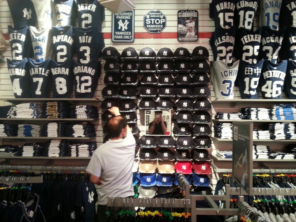 YANKEE CLUBHOUSE SHOP - 110 E 59th St, New York, New York - Sports