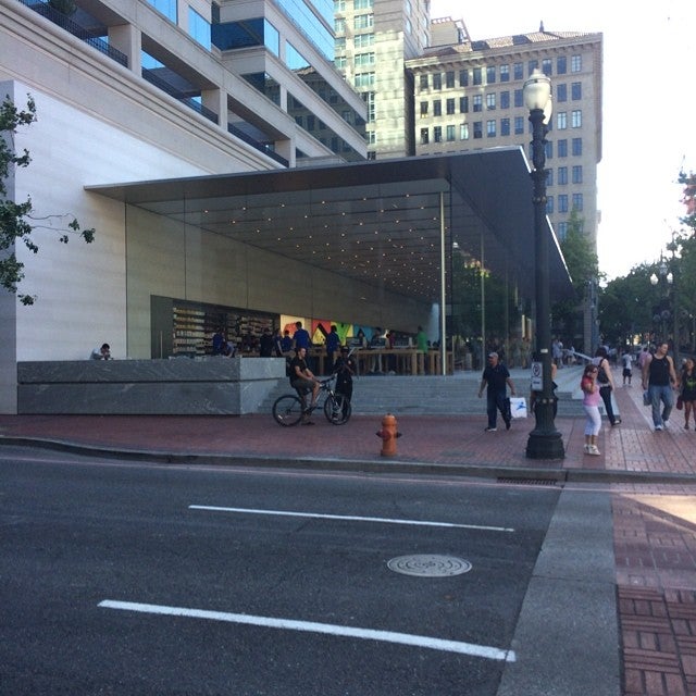 Apple Pioneer Place - Electronics Store in Portland