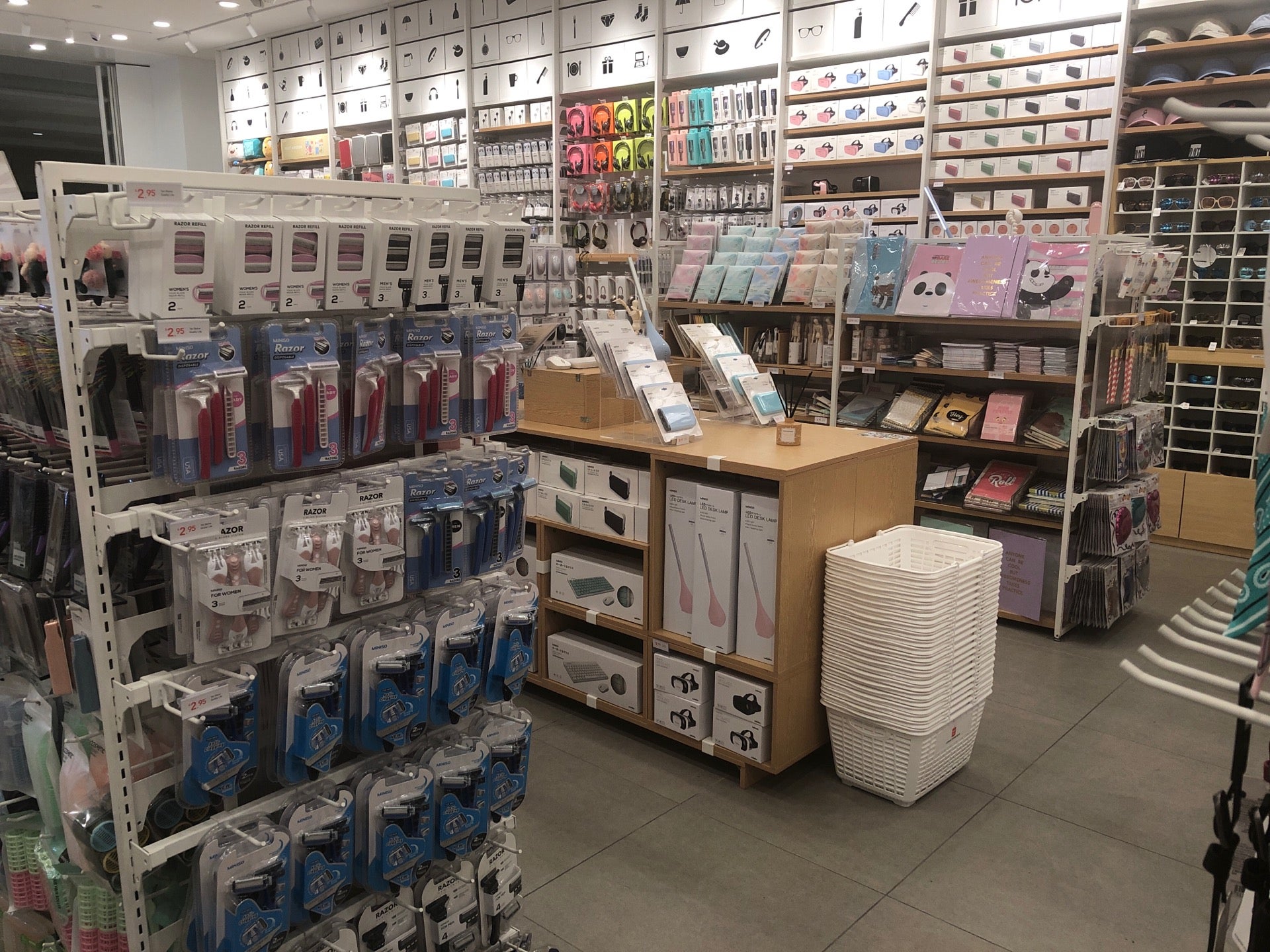Miniso Depot Escondido, 272 E Via Rancho Pkwy, Escondido, CA, Interior