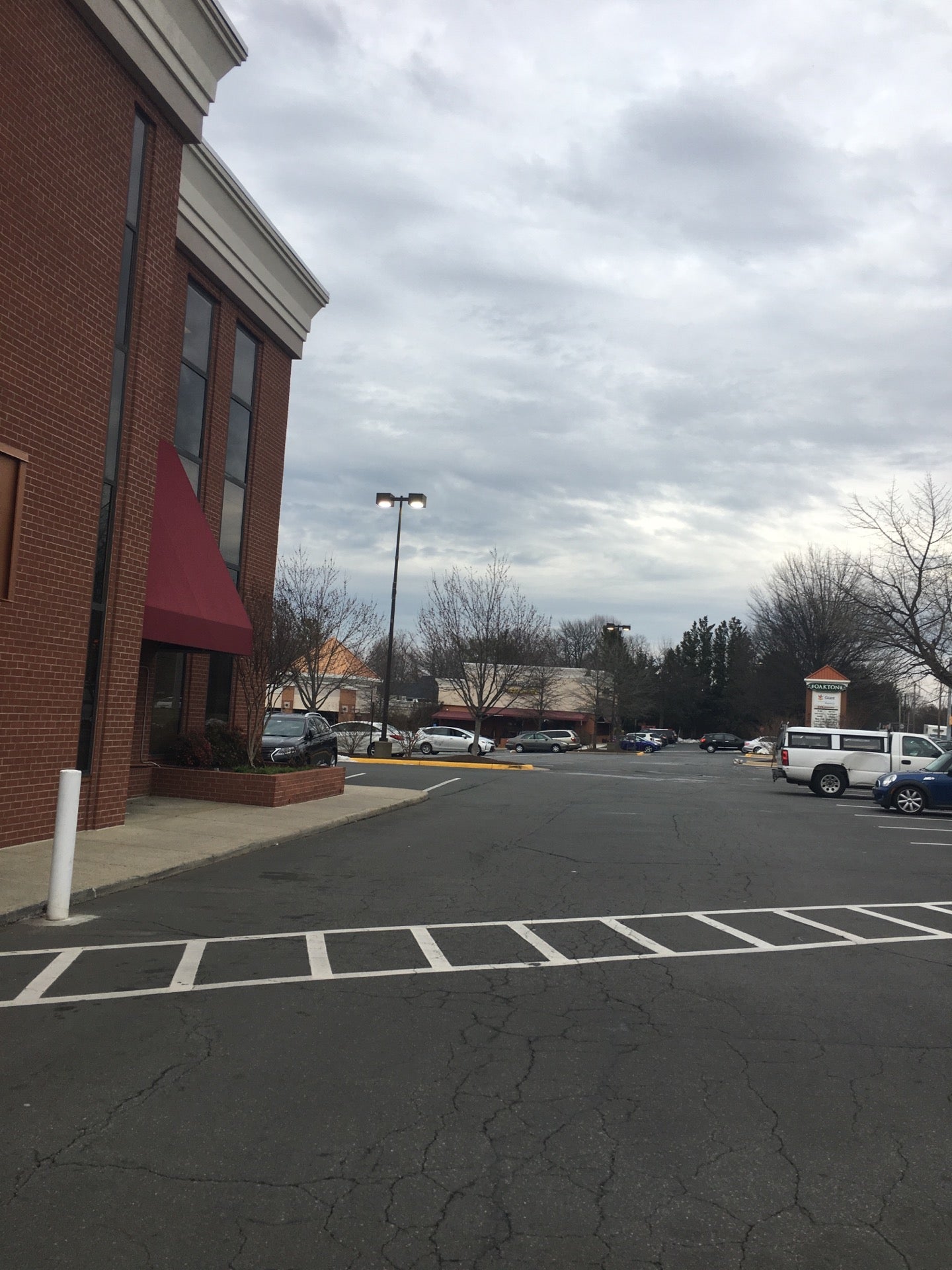 Oakton Shopping Center, 2912 Chain Bridge Rd, Oakton, VA, Shopping