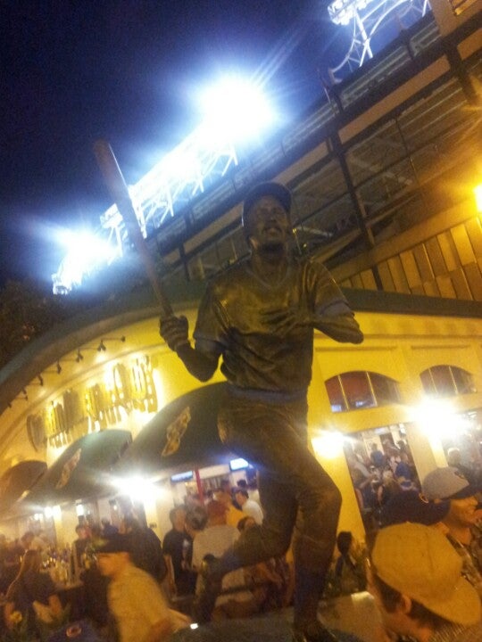 Billy Williams Statue by Lou Cella - Wrigleyville - W Addison St