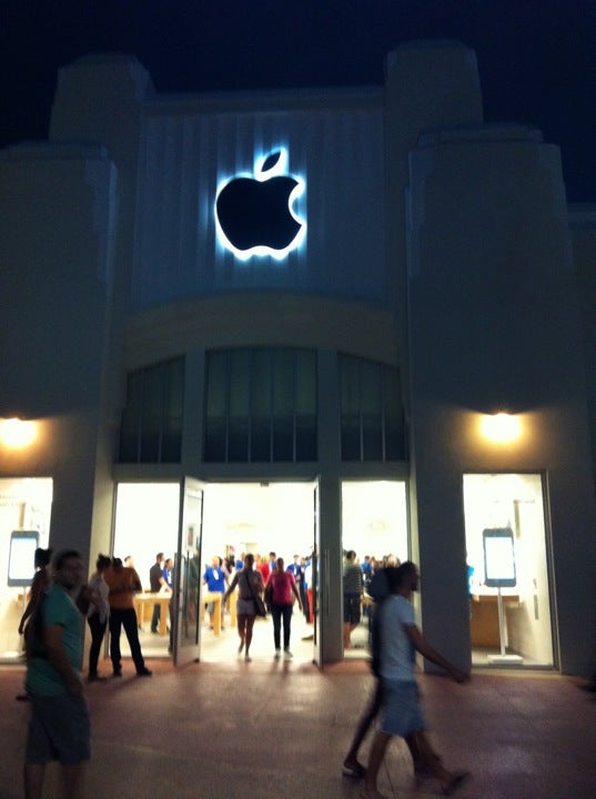 Apple Store On Lincoln Road Mall Miami Beach Stock Photo - Download Image  Now - 2015, Apple Store, Big Tech - iStock