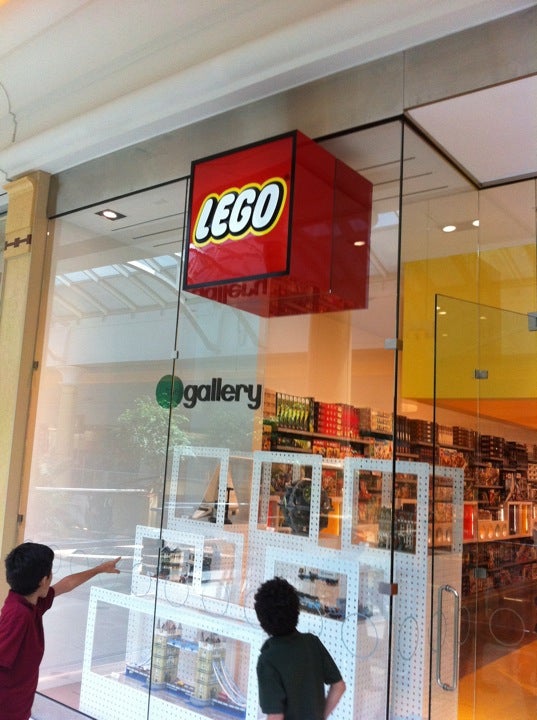 Stopped by the ole Somerset Collection LEGO store in Troy, MI