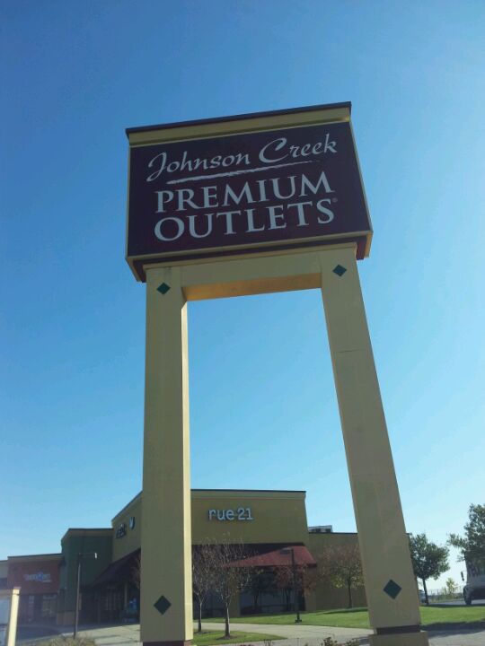 Johnson Creek Premium Outlets, 575 Linmar Ln, Johnson Creek, WI, Shopping Centers & Malls - MapQuest