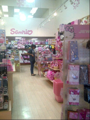 Sanrio Outlet Store - Grapevine Mills - 121 visitors