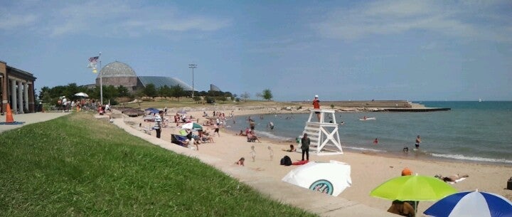 A beach in the Midwest? Say less! 📍Find 12th Street Beach on the Chic