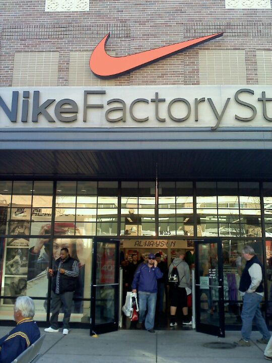 Eerlijk nabootsen Bukken Nike Factory Store, 1803 Village W Pkwy., Space M-125, Kansas City, KS,  Clothing Retail - MapQuest