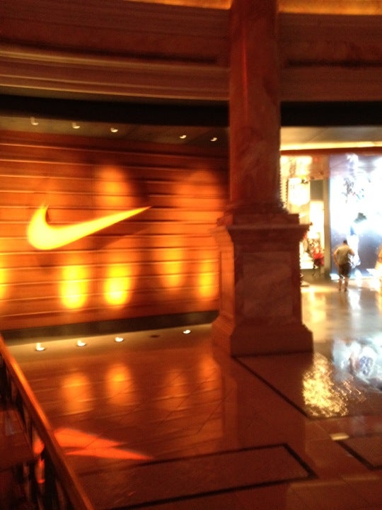 nike store at the outlets
