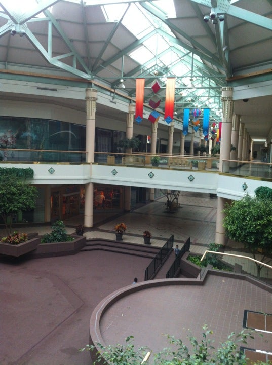 Von Maur Charlestown Mall, 3810 E Main St, St Charles, Illinois, General  Merchandise Retail - MapQuest