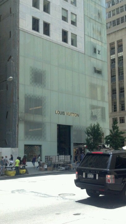Louis Vuitton New York Saks Fifth Ave, 611 Fifth Avenue, 1st floor
