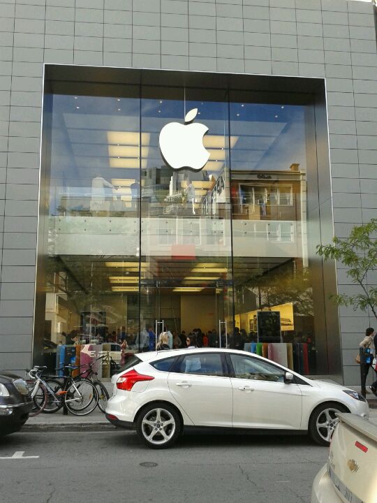 Apple SainteCatherine, 1321 Rue Stecatherine Ouest, Montreal, QC