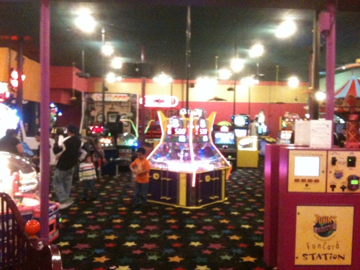 John's Incredible Pizza Company, 3709 Rosedale Hwy, Bakersfield, CA