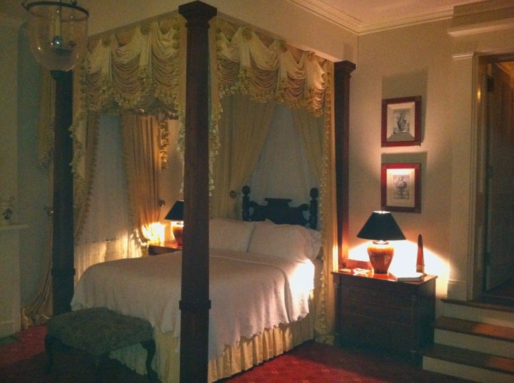 Anchuca Historic Mansion & Inn, 1010 First East St, Vicksburg, MS, Bed