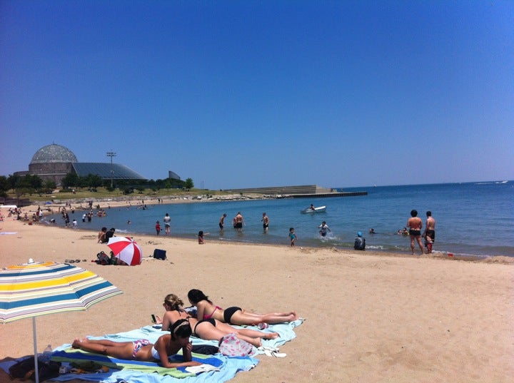 Chicago's 12th Street Beach, a narrow strip of beach just south of the  city's Museum Campus provides relief from summer heat. Chicago, Illinois,  USA Stock Photo - Alamy