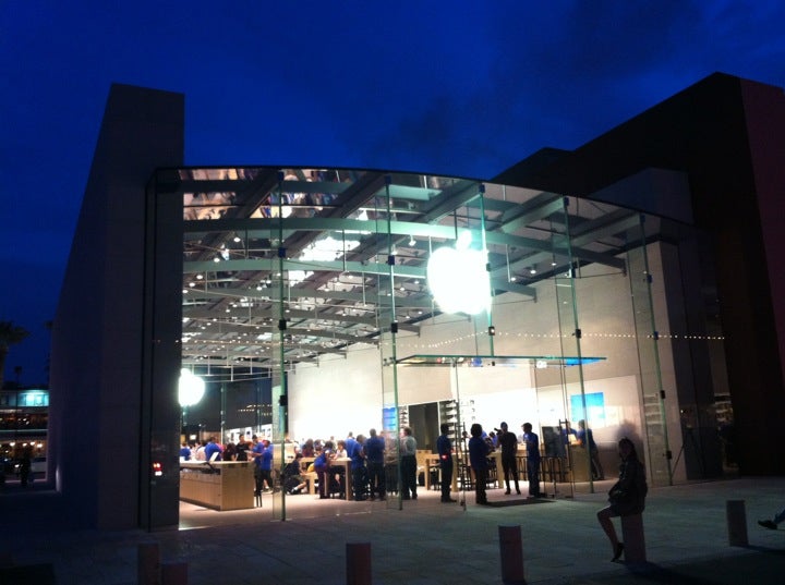 Highland Village Apple Store, closed for remodeling, may get trees