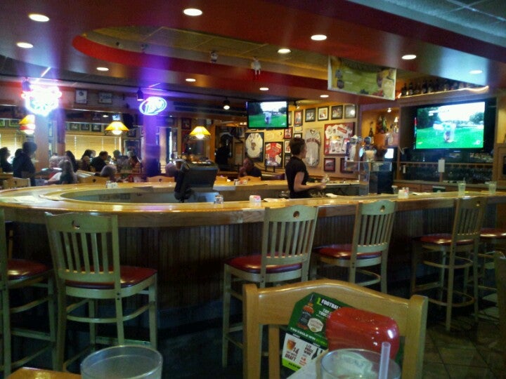 Applebee's Grill + Bar, 531 W Dussel Dr, Maumee, OH, Eating places