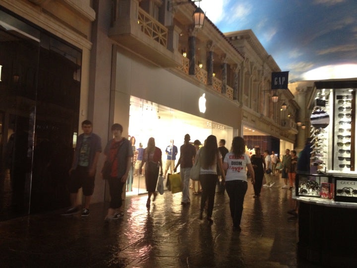 Entrance To Apple Store In Unerground Forum Shops At Caesars Stock