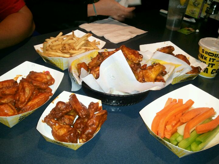 Buffalo Wild Wings, 68 N Harrison Rd, Tucson, Arizona, Eating places