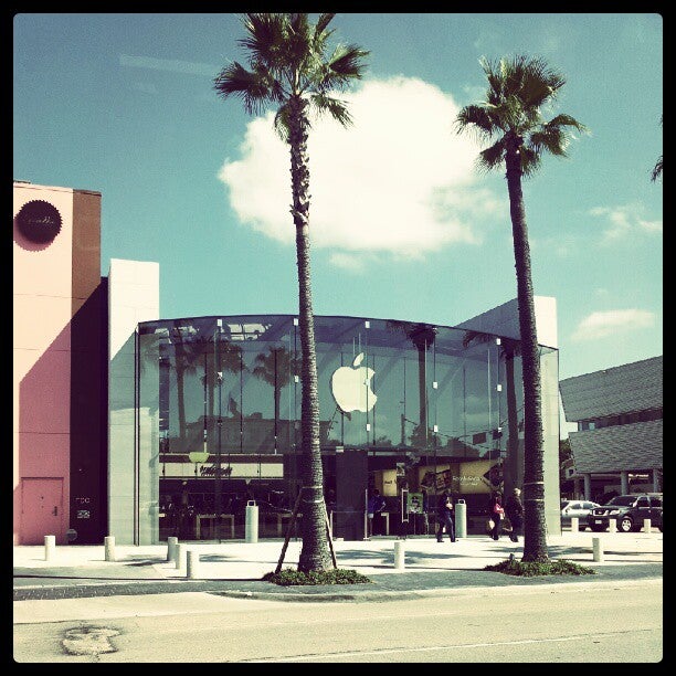 The Apple Store at Highland Village, in Houston, Texas.