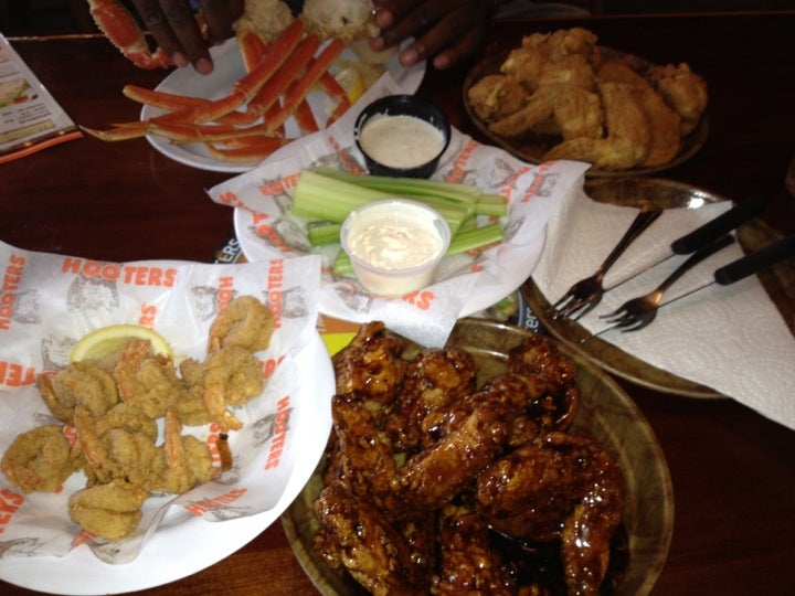 Hooters of King of Prussia, 240 N Gulph Rd, Upper Merion Twp