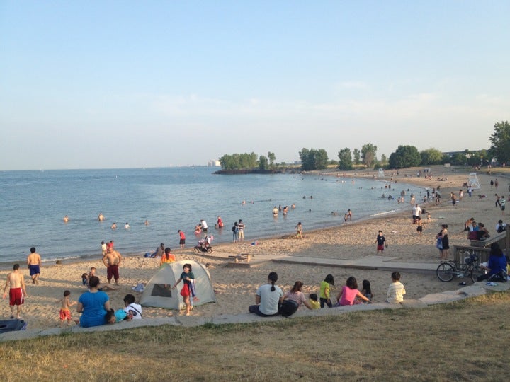 Chicago's 12th Street Beach, a narrow strip of beach just south of the  city's Museum Campus provides relief from summer heat. Chicago, Illinois,  USA Stock Photo - Alamy