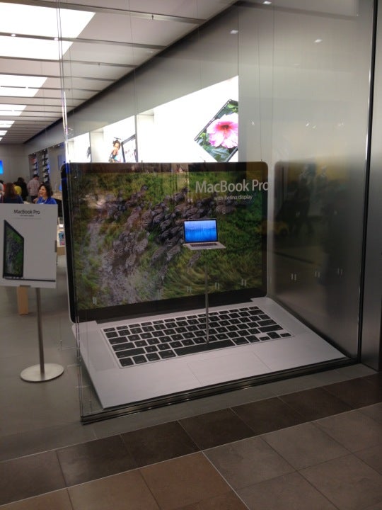 Fashion Place - Apple Store - Apple